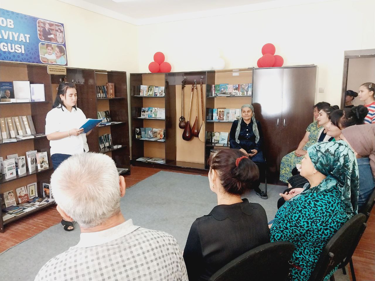 "Kitobxonlik-inson ma'naviyatining ko'zgusi " shiori ostida davra suhbati tashkil qilindi.